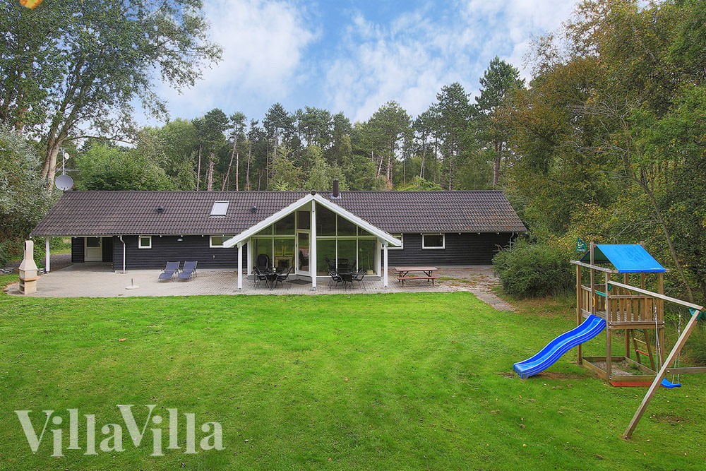 Dieses tolle Holzhaus auf Lolland verfügt über eine grosse Terrasse, die zu vielen schönen gemeinsamen Stunden einlädt