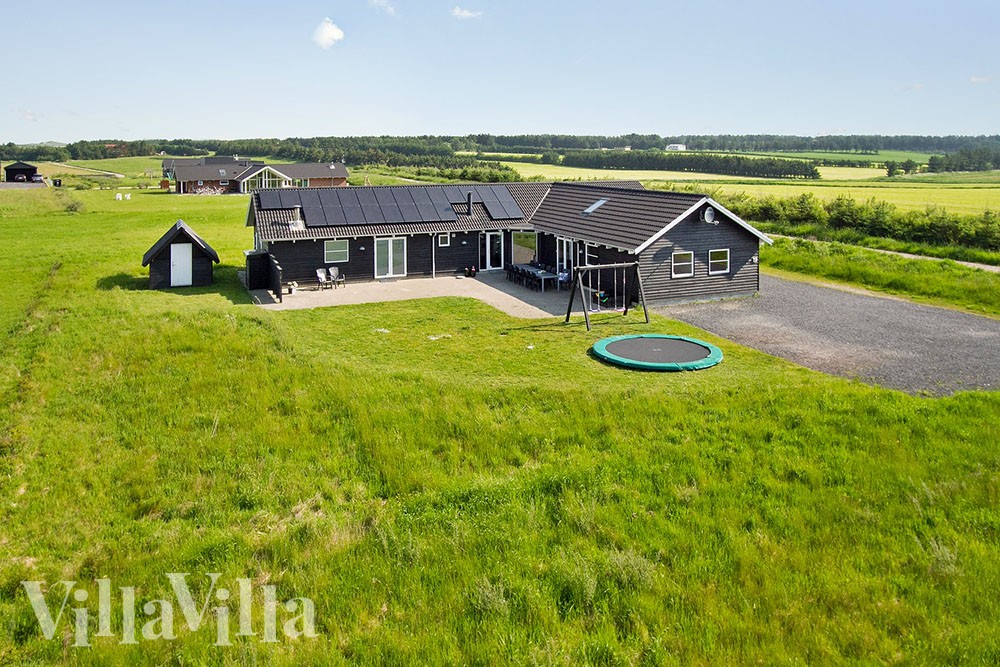 Dieses exklusive Poolhaus befindet sich in Nr. Lyngby in der Nähe von Løkken auf einem großen Naturgrundstück in der Nähe der herrlichen Nordsee