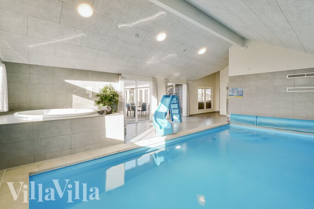 Das Ferienhaus 479 hat einen schicken Poolbereich mit Wasserrutsche, einem geräumigen, eingelassenen Whirlpool und einer Sauna.