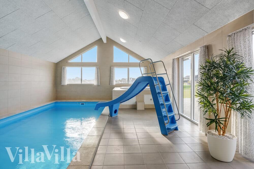 Das Ferienhaus 496 hat einen schicken Poolbereich mit Wasserrutsche, einem geräumigen, eingelassenen Whirlpool und einer Sauna.