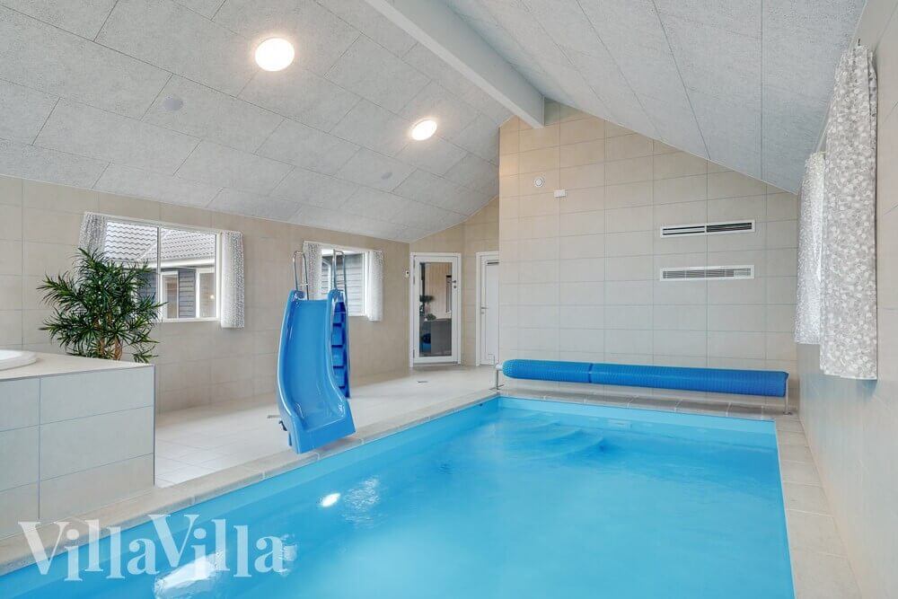 Das Ferienhaus 508 hat einen schicken Poolbereich mit Wasserrutsche, einem geräumigen, eingelassenen Whirlpool und einer Sauna.