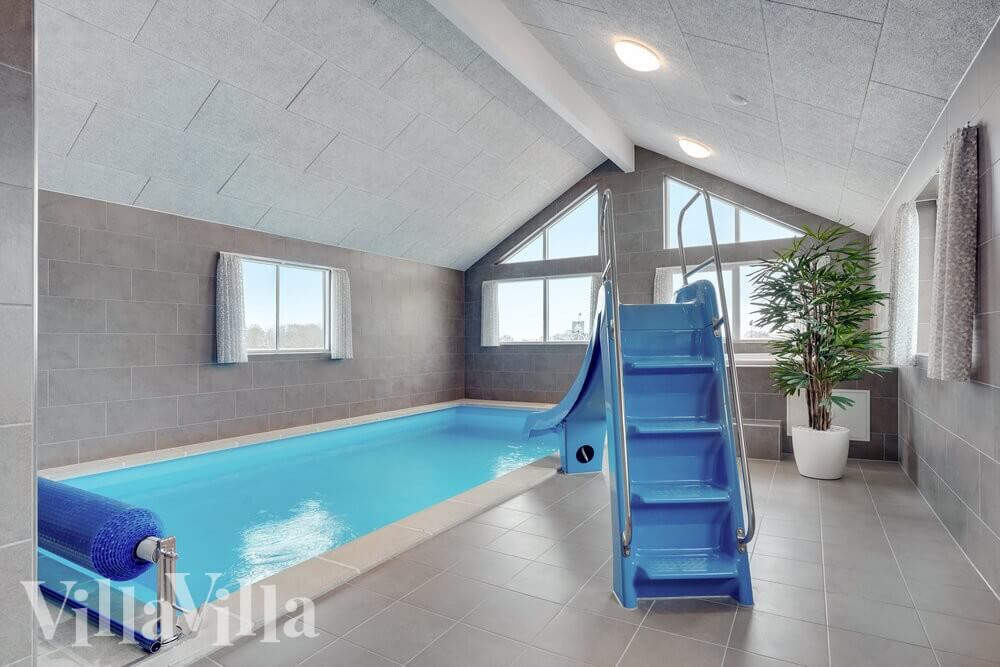 Das Ferienhaus 526 hat einen schicken Poolbereich mit Wasserrutsche, einem geräumigen, eingelassenen Whirlpool und einer Sauna.