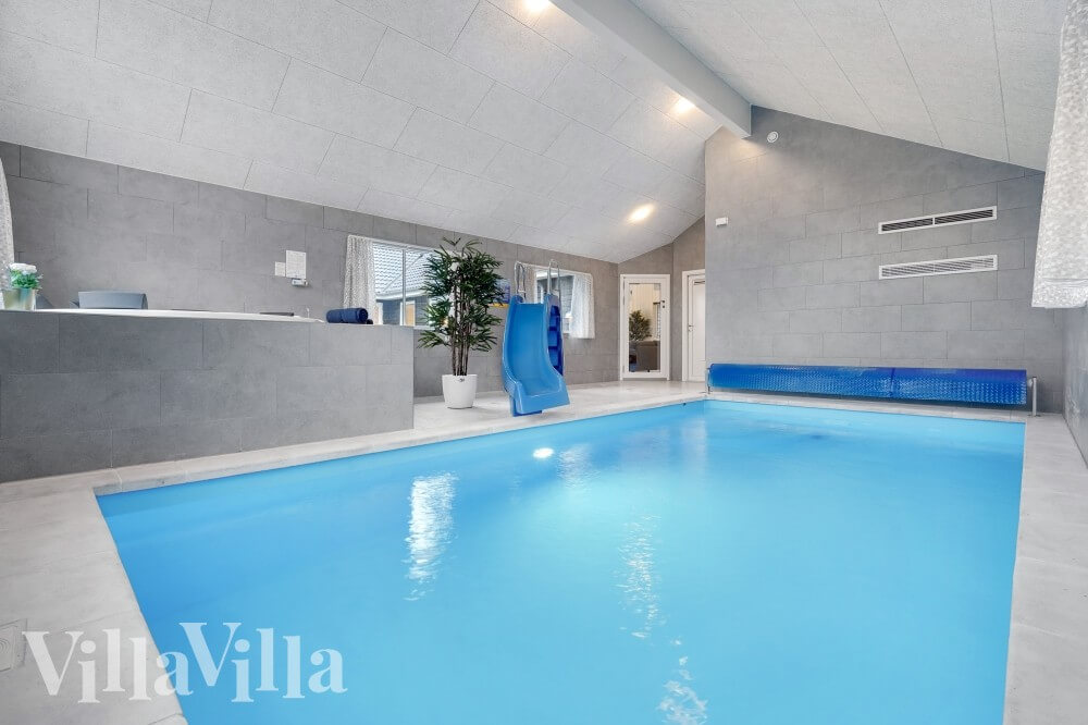 Das Ferienhaus 532 hat einen schicken Poolbereich mit Wasserrutsche, einem geräumigen, eingelassenen Whirlpool und einer Sauna.