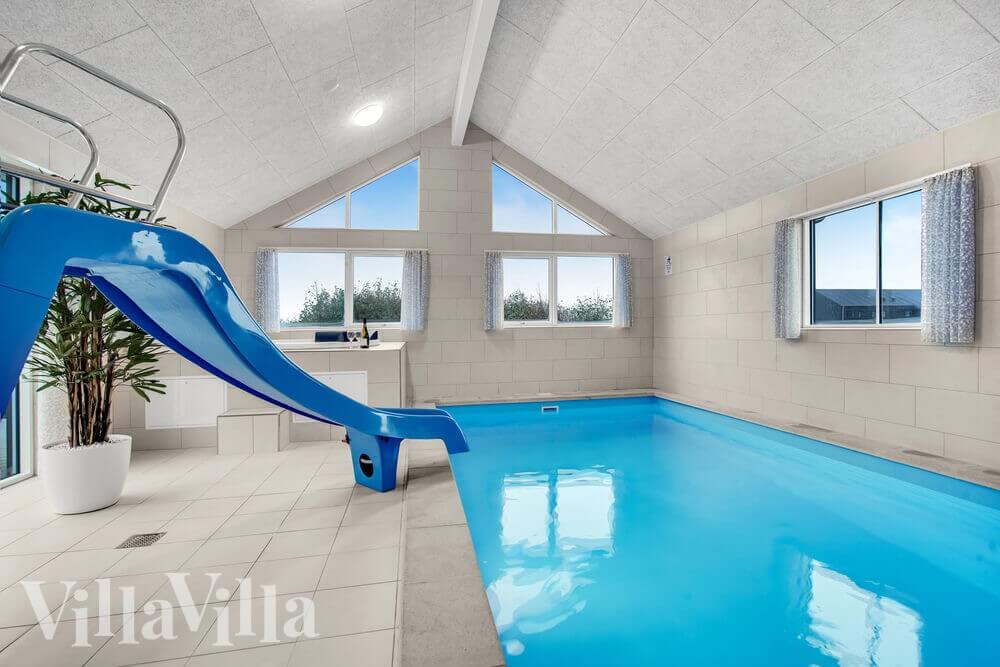 Das Ferienhaus 529 hat einen schicken Poolbereich mit Wasserrutsche, einem geräumigen, eingelassenen Whirlpool und einer Sauna.