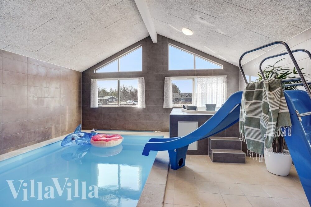 Das Ferienhaus 523 hat einen schicken Poolbereich mit Wasserrutsche, einem geräumigen, eingelassenen Whirlpool und einer Sauna.