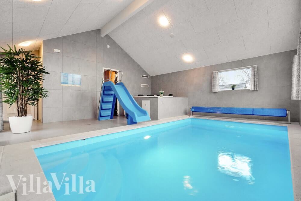 Das Ferienhaus 550 hat einen schicken Poolbereich mit Wasserrutsche, einem geräumigen, eingelassenen Whirlpool und einer Sauna.