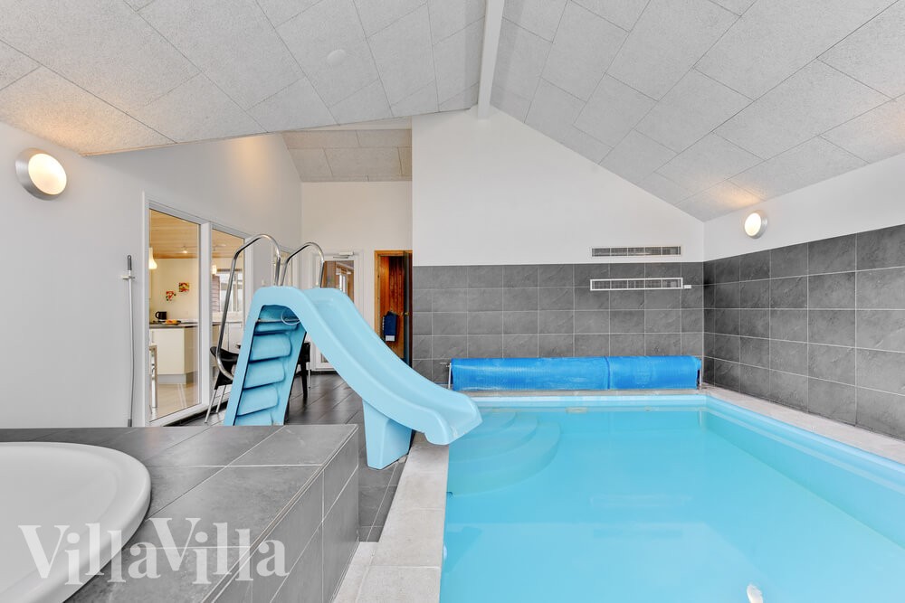 Das Ferienhaus 280 hat einen schicken Poolbereich mit Wasserrutsche, einem geräumigen, eingelassenen Whirlpool und einer Sauna.