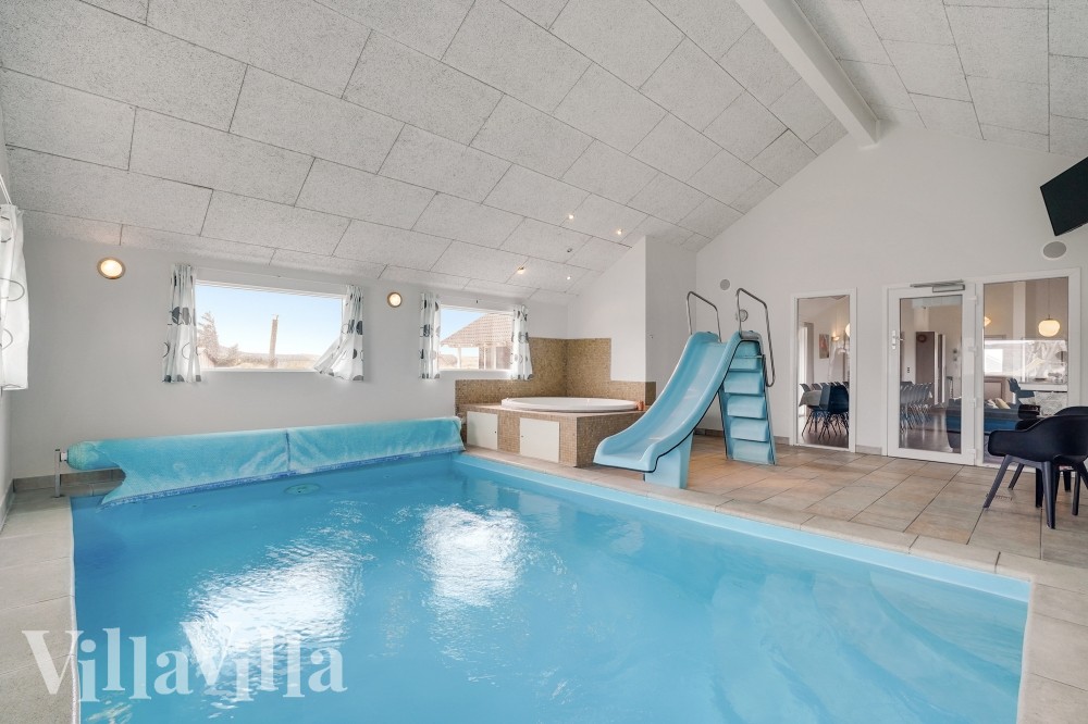 Das Ferienhaus 176 hat einen schicken Poolbereich mit Wasserrutsche, einem geräumigen, eingelassenen Whirlpool und einer Sauna.