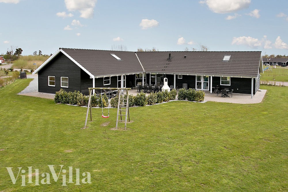 Grosses Ferienhaus mit einer 130 m2 großen Terrasse, die zum Grillen genutzt werden kann. 51 m2 der Terrasse sind überdacht